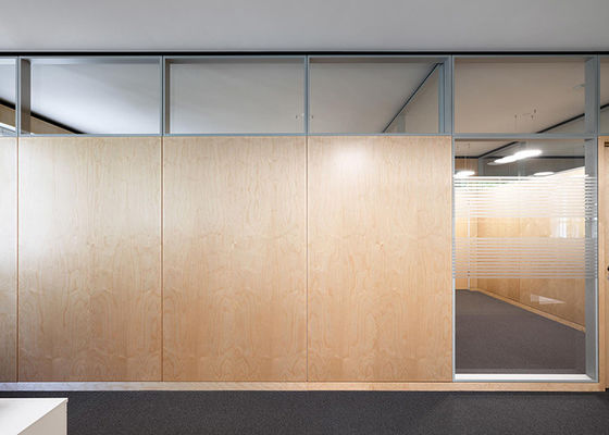 Sistema di pareti divisorie in vetro massiccio tagliato in acciaio melamina HPL con porta